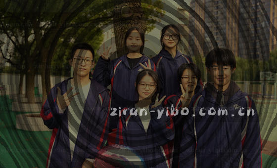 一男一女面对面坐着，中间桌上放着一杯咖啡。